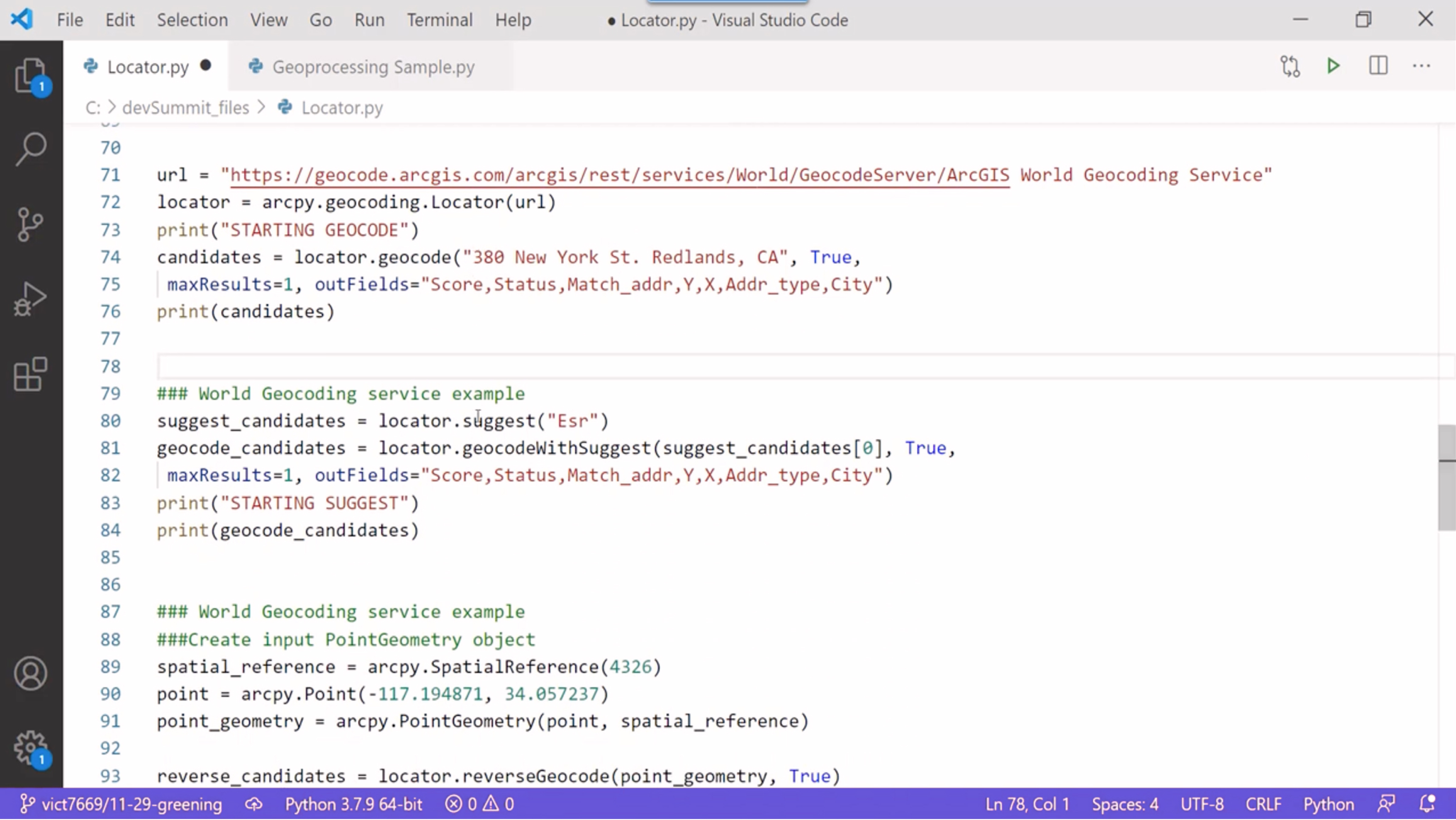 개발 코드가 있는 Visual Studio 웹 인터페이스를 나타내는 흰색 배경의 검정색 및 빨간색 텍스트 