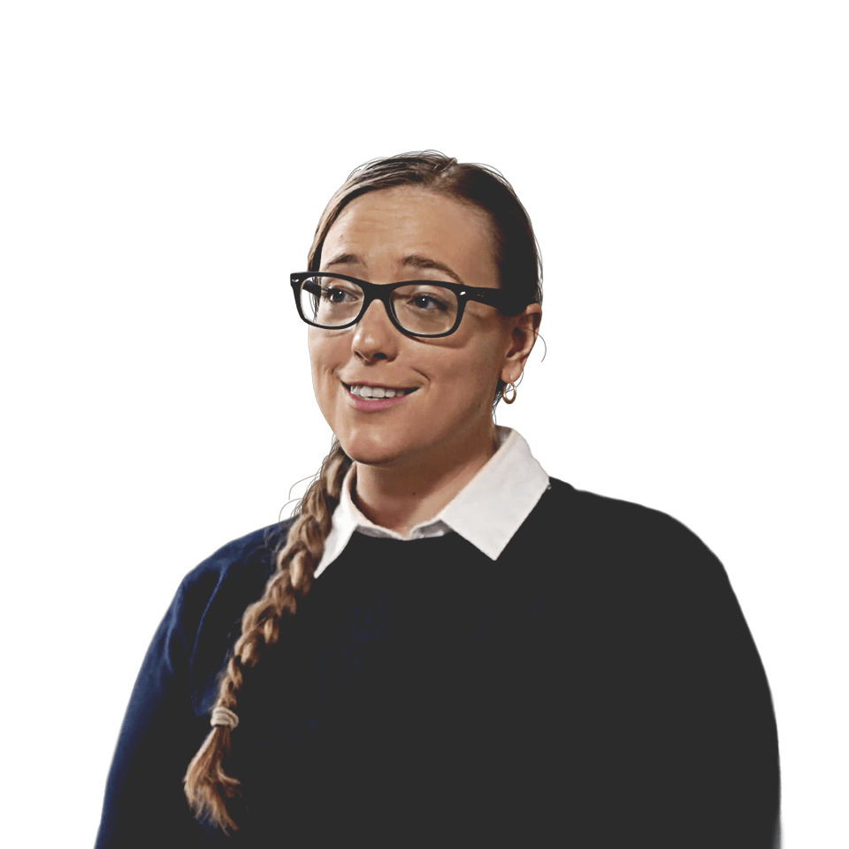 모래 언덕 앞에서 스웨터를 입고 안경을 착용한 Vatican GIS 고문 Molly Burhans