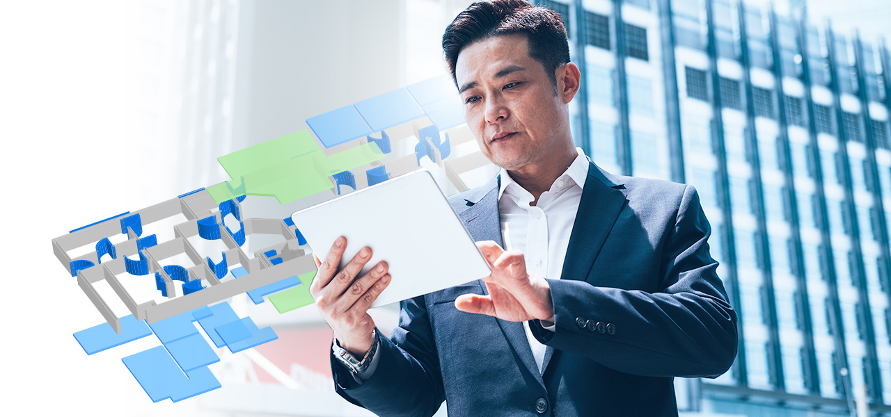 초록색 및 파란색 사각형이 있는 건물의 실내 GIS 데이터 그림 옆에서 태블릿을 보고 있는 경영진