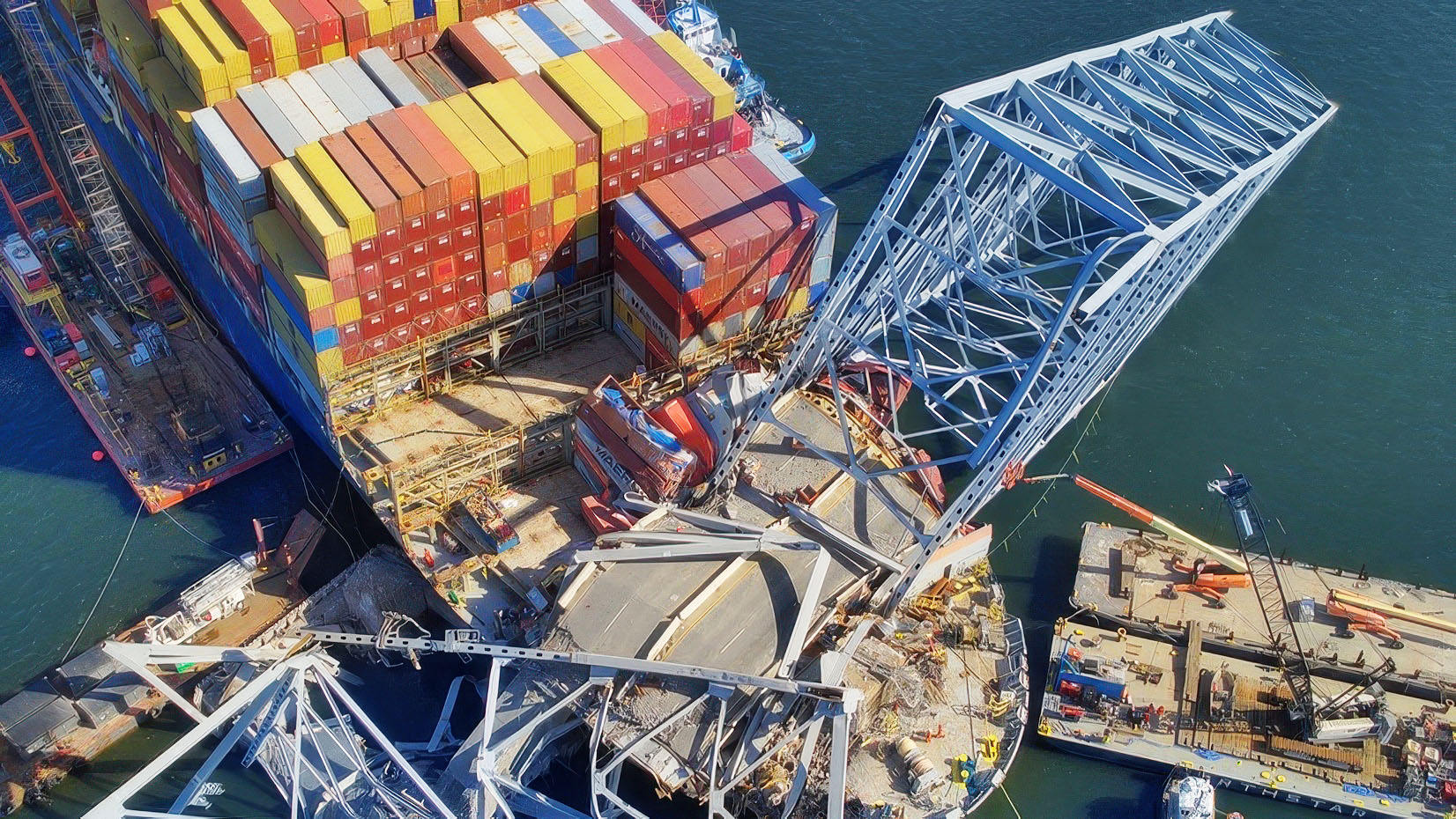 50,000톤의 잔해가 제거되기 전 Key Bridge 잔해물의 조감도 사진, US Coast Guard의 Alejandro Rivera 제공