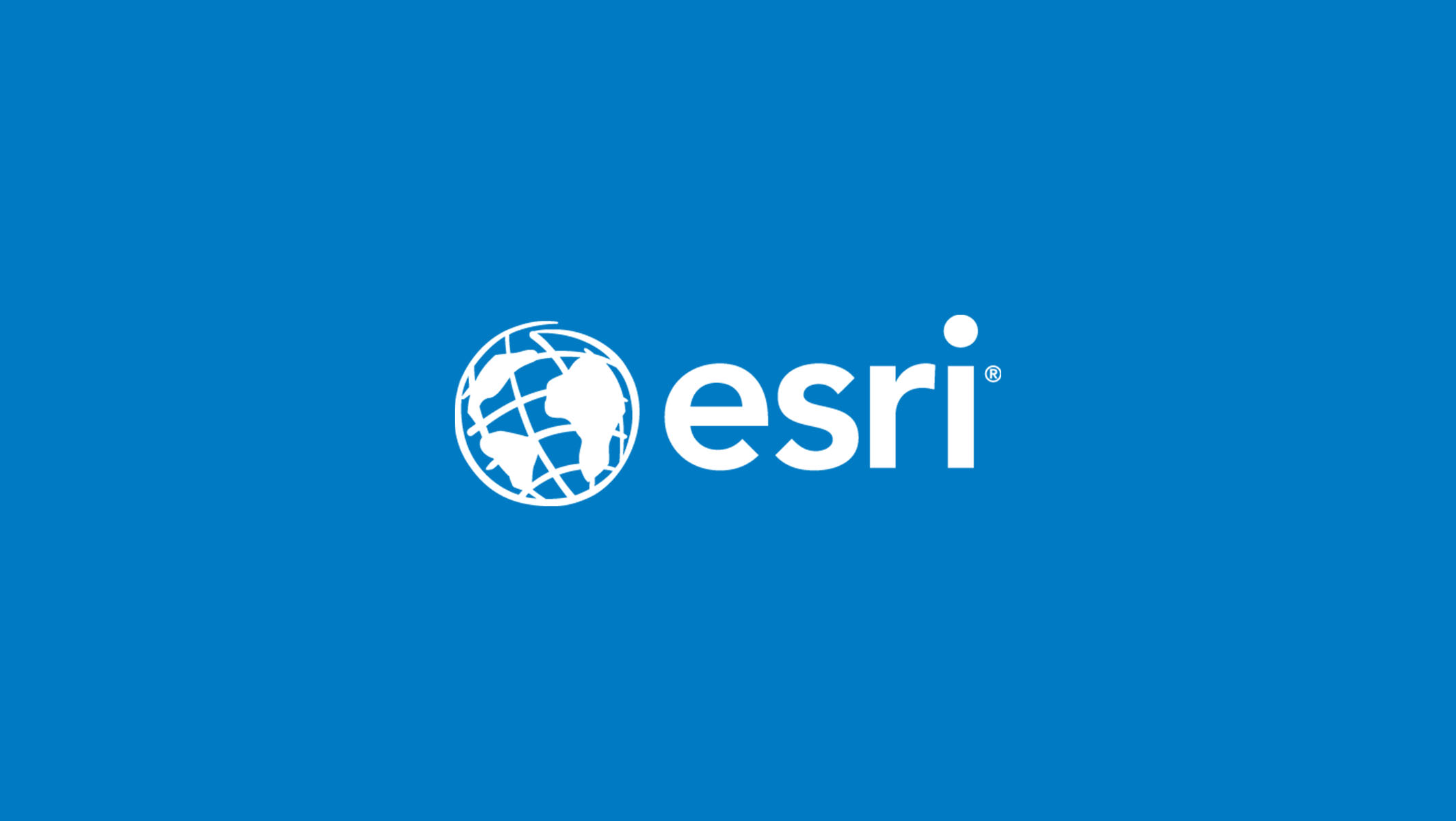 추상적인 흰색 맵 그래픽이 있는 파란색 배경에 흰색으로 표시된 Esri 로고