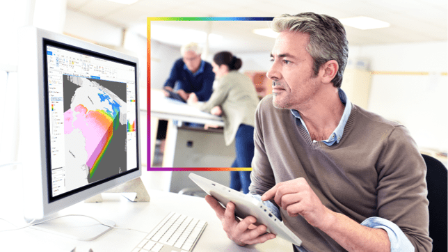 태블릿에서 GIS 클라우드 기술을 활용하여 데스크톱 GIS 소프트웨어에 표시된 3D 히트 맵 작업을 수행하는 GIS 전문가